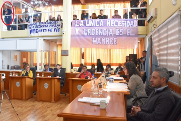Concejales sesionando, Massoni filmando.
