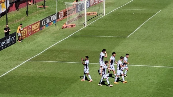 Braian Guille festeja el 1-0 antes del minuto de juego. 