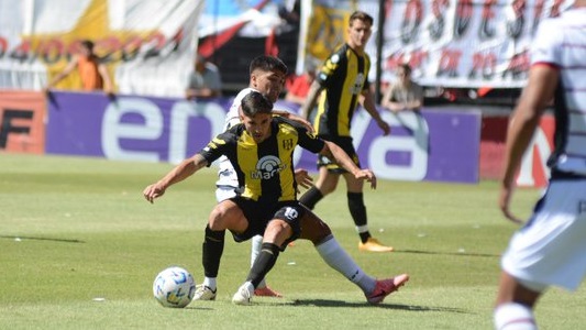 Nicolás Sánchez aguanta la pelota ante Guille. Foto: Iván Rolón.