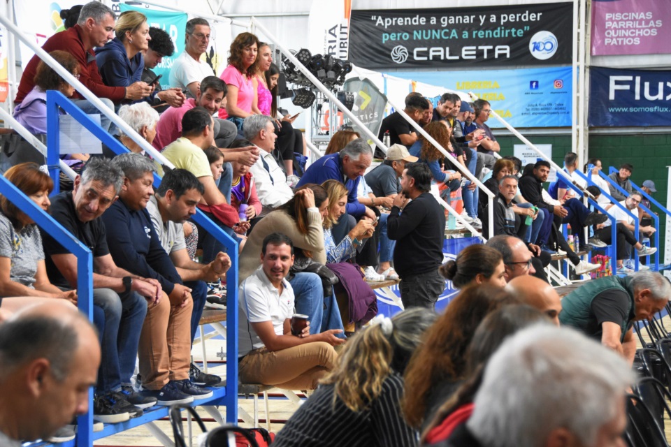 Buen marco de público en un sábado de semifinales en singles en el TTC. (Foto: Norman Evans/Jornada).