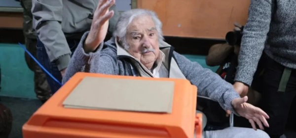 "Pepe" Mujica emite su voto. Foto: Gentileza diario El Observador.