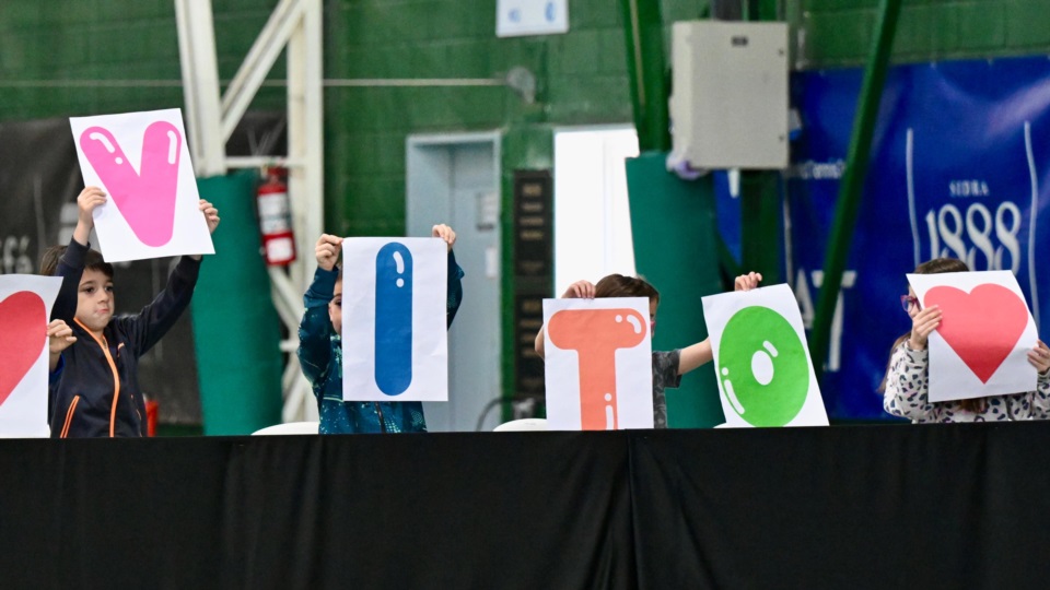 Un gesto espectacular de los chicos del club para acompañar a la única argentina que llegó a instancias finales. (Foto: Daniel Feldman/Jornada).