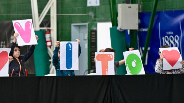 Un gesto espectacular de los chicos del club para acompañar a la única argentina que llegó a instancias finales. (Foto: Daniel Feldman/Jornada).