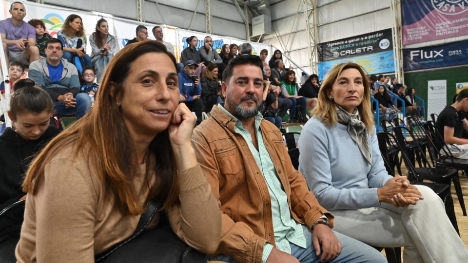 Visitas de lujo. Florencia Labat y Mercedes Paz, dos ex jugadoras históricas junto al pte. del club Rodrigo Lassaga. (Foto: Daniel Feldman/Jornada).