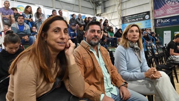 Visitas de lujo. Florencia Labat y Mercedes Paz, dos ex jugadoras históricas junto al pte. del club Rodrigo Lassaga. (Foto: Daniel Feldman/Jornada).