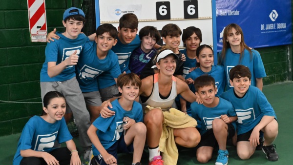 Los chicos que oficiaron de "ball boys" junto a la campeona. (Foto: Daniel Feldman/Jornada).