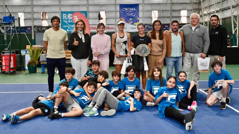 La foto de la premiación con todos los protagonistas y autoridades. (Foto: Daniel Feldman/Jornada).