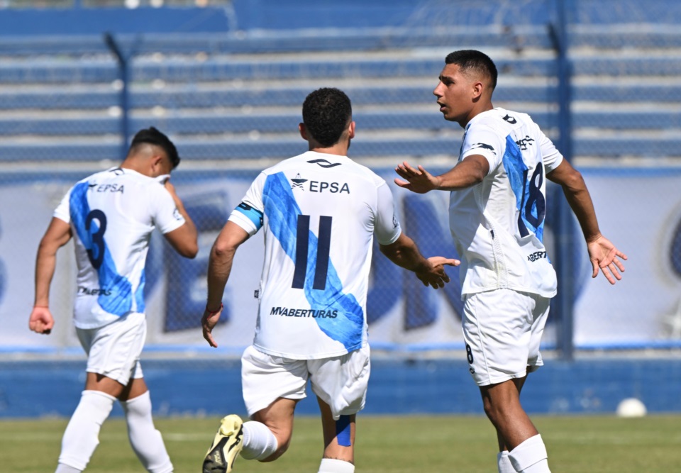 Sandoval marcó el descuento sobre el final del primer tiempo. (Foto: Daniel Feldman/Jornada).