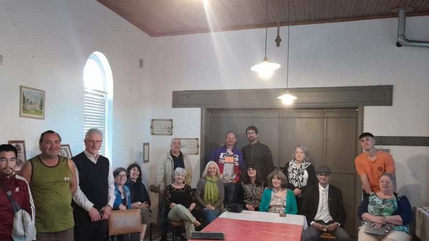 Reunión de un grupo de miembros de la Capilla Moriah en el Vestry. 