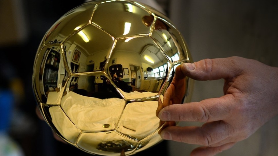 El Balón de Oro espera por su dueño.