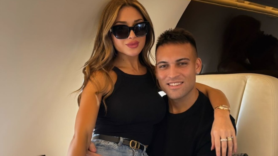  Lautaro Martínez, acompañado por su pareja Agus Gandolfo, rumbo a la gala del Balón de Oro.