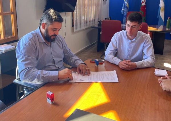 Yuseff Badi Jorge y el intendente de 28 de Julio, Luka Jones durante la firma del convenio.