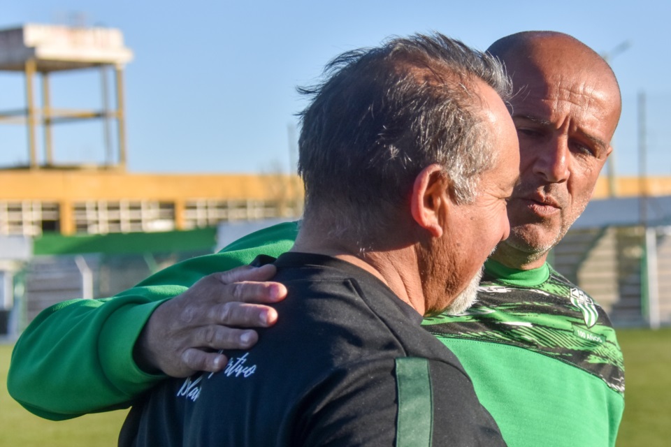 Giordanella y Corrales, los técnicos, se saludan. Foto: Sergio Esparza.