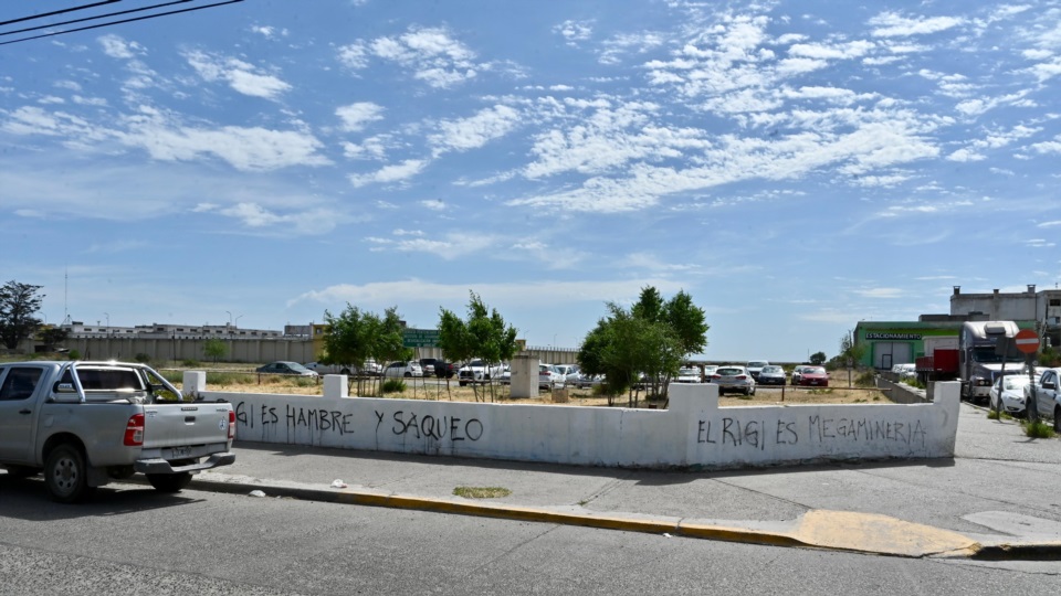 La esquina de la avenida 9 de Julio y Pasaje Garzón. Viejo reclamo.