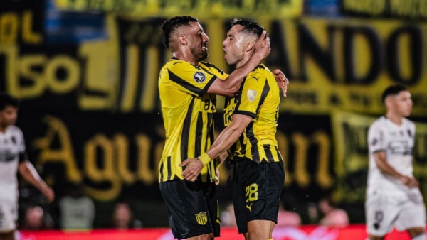 Peñarol venció 3 a 1 en un Centenario repleto.