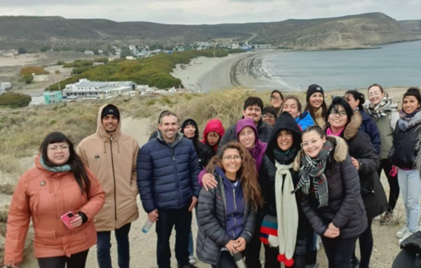 Estudiantes de la carrera de Geografía que trabajan para viajar a un Congreso en Río Gallegos.