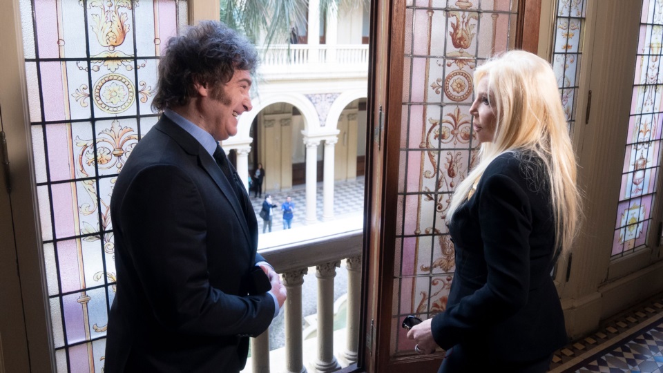 Una postal del país. Milei y Susana en la Rosada. 