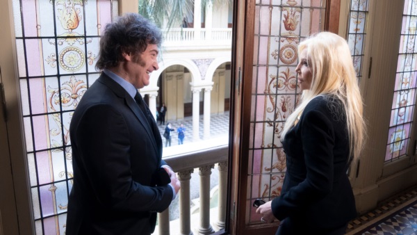 Una postal del país. Milei y Susana en la Rosada. 
