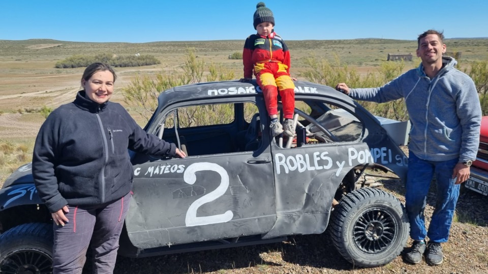Sara Mateos junto al auto que terminaron de armar en la madrugada. Su papá fue el primer ganador de la Vuelta junto a Cary Torres.
