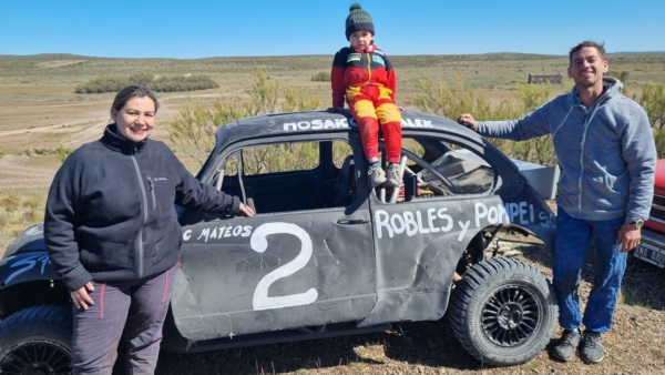 Sara Mateos junto al auto que terminaron de armar en la madrugada. Su papá fue el primer ganador de la Vuelta junto a Cary Torres.