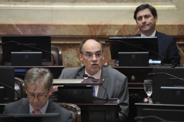 El senador radical, Pablo Blanco en la Cámara Alta. Fotografía: @blancopabloda.