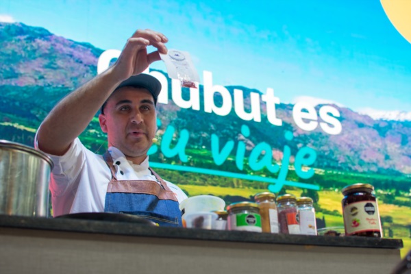 El chef Claudio Jaramillo brindó una charla de cocina "Conociendo Chubut, de Costa a Cordillera".