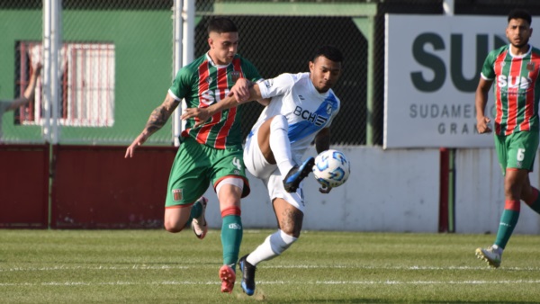 Camilo Machado, el autor del gol, aguanta la pelota ante la marca de Montero. Foto: Prensa Agropecuario.