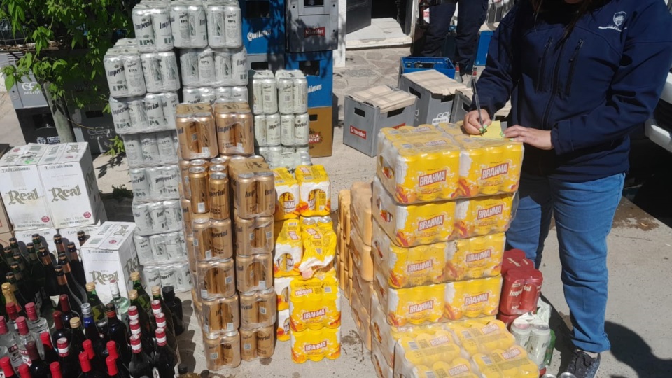 Imágenes del allanamiento realizado hace dos días, donde se secuestró una gran cantidad de bebidas alcohólicas y se clausuró la vivienda.