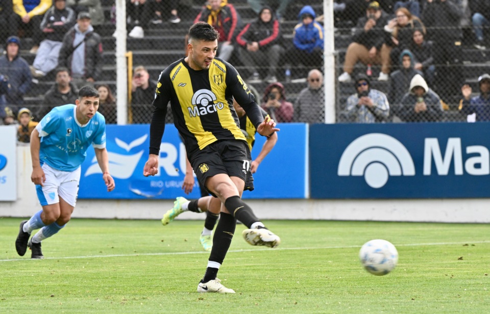 Ferreyra, de penal, anota un doblete en la victoria de Madryn. (Foto: Daniel Feldman/Jornada).