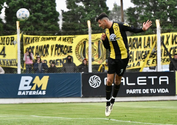 Ferreyra impacta de cabeza en el segundo gol madrynense. (Foto: Daniel Feldman/Jornada).