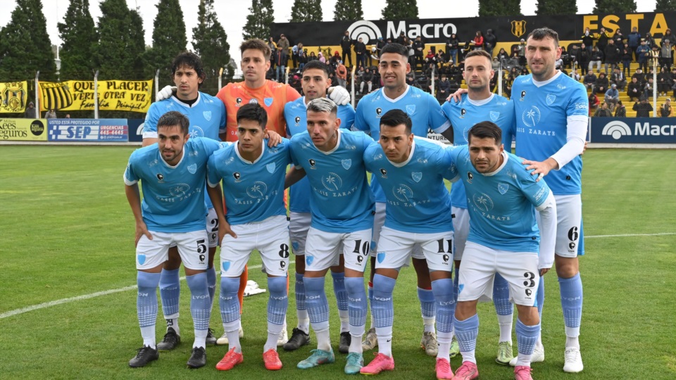 El plantel del CADU en el Abel Sastre. (Foto: Daniel Feldman/Jornada).