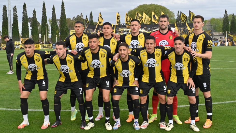 El once inicial dispuesto por Gracián para enfrentar al CADU. (Foto: Daniel Feldman/Jornada).