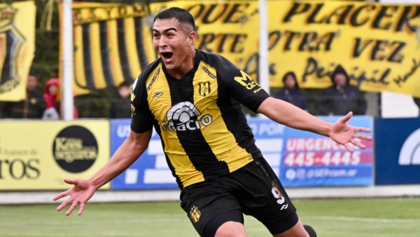  Juan Peinipil anota el primer gol del partido y con la camiseta de Madryn. (Foto: Daniel Feldman/Jornada).