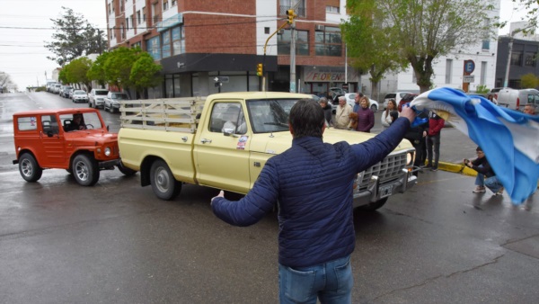 El intendente Merino sal uda con la bandera argentina a los participantes a su arribo a Trelew.(Foto: Norman Evans/Jornada).