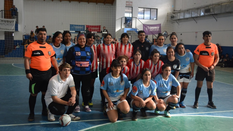 Jugadoras, técnicos y árbitros de la final: Suela 12 vs. Malvinas.