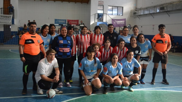 Jugadoras, técnicos y árbitros de la final: Suela 12 vs. Malvinas.
