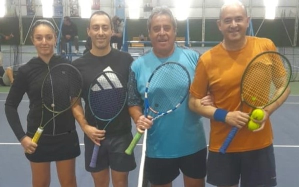 Aristimuño-Eckhardt (derecha) le ganaron a Marina-Prado en el doble de 3º.