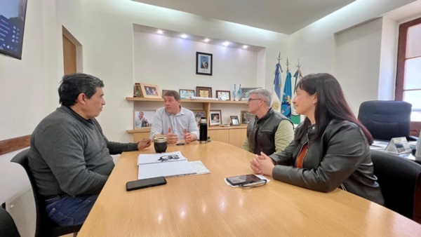 El encuentro contó también con la participación de la gerente del Ente Mixto Rawson Turístico, Natalia García, y el titular del Instituto Provincial del Agua, Esteban Parra.