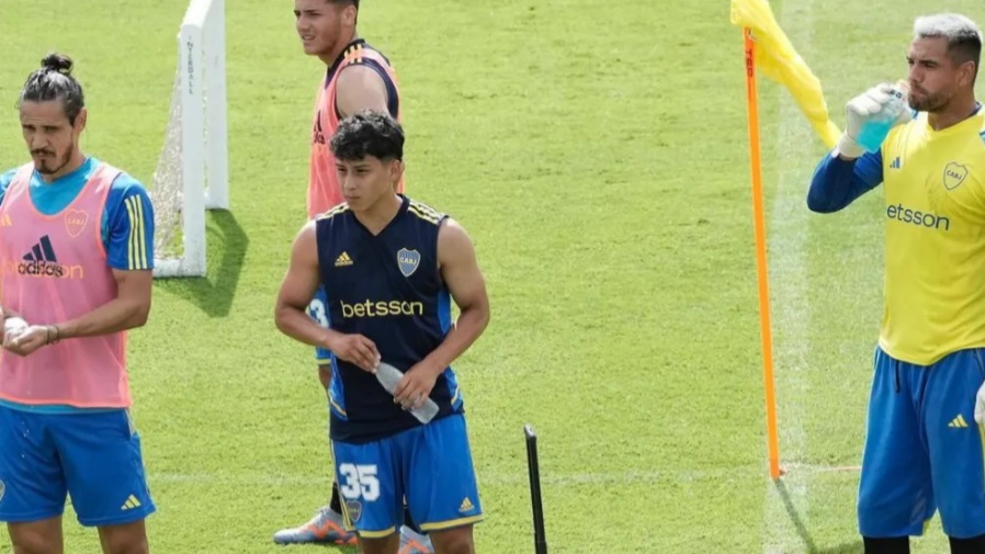 El madrynense Andrade junto a Edinson Cavani y Sergio 'Chiquito' Romero en una de las prácticas semanas atrás.