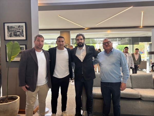 Proboste junto a Gustavo Flores, presidente de Independiente de Trelew. Ambos abrazan a Juan Cruz Sanz, asesor del Consejo Federal.