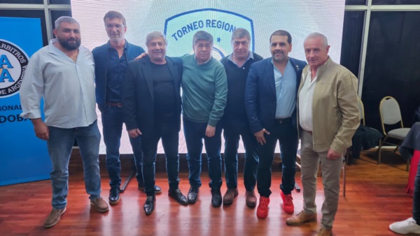 Treuque, flanqueado por otros dirigentes del Consejo Federal.