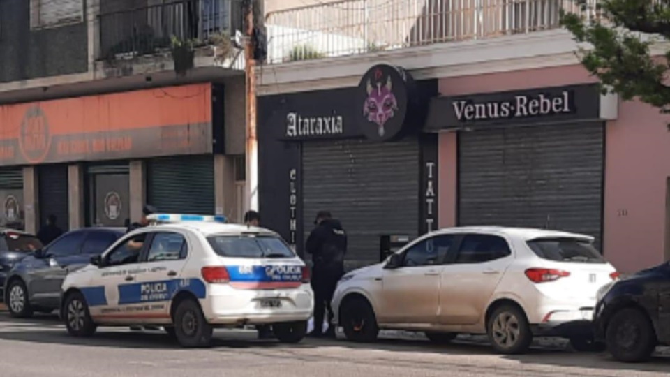Personal policial interviniendo en el lamentable episodio.