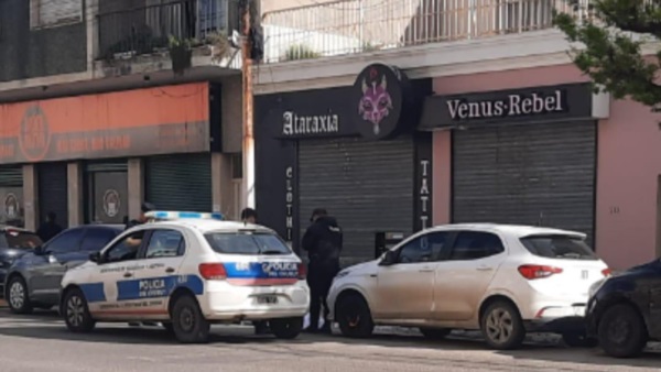 Personal policial interviniendo en el lamentable episodio.