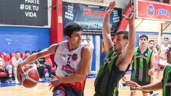 Joaquín González intenta un pase frente a Sebastián Regulsky. Foto: Mariano Di Giusto/Jornada