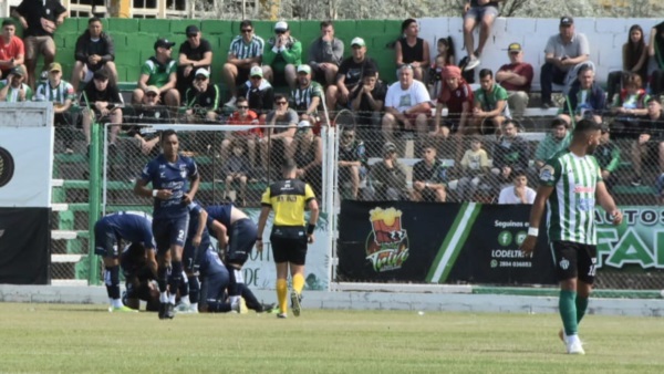 El festejo del gol visitante. (Foto: Sergio Esparza/Jornada).