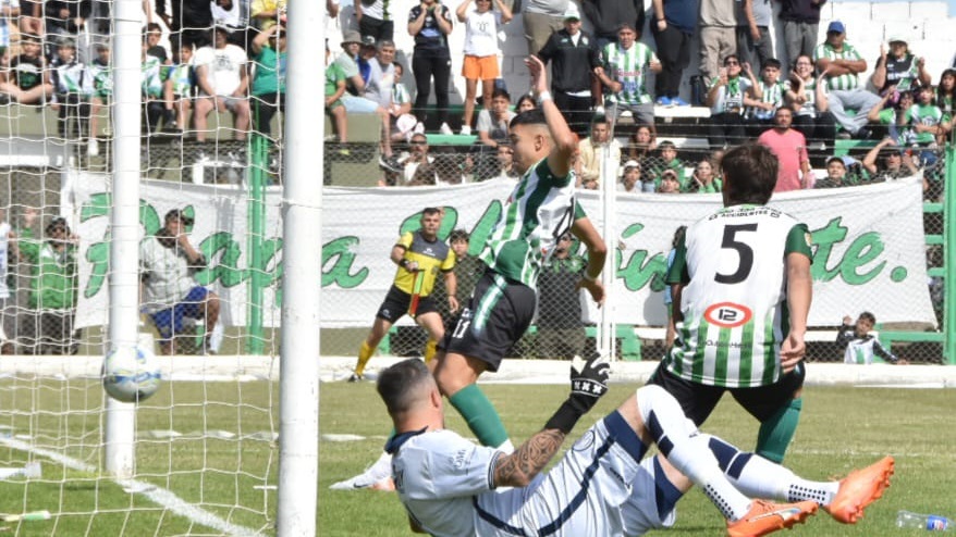 El gol anulado a Navarro. (Foto: Sergio Esparza/Jornada).