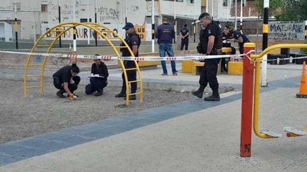 Personal policial trabajando en el lugar del homicidio.