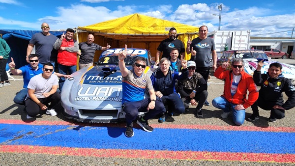 Sergio Larreguy y los integrantes del flamante equipo campeón del TC Austral (Foto Turismo Carretera Austral).