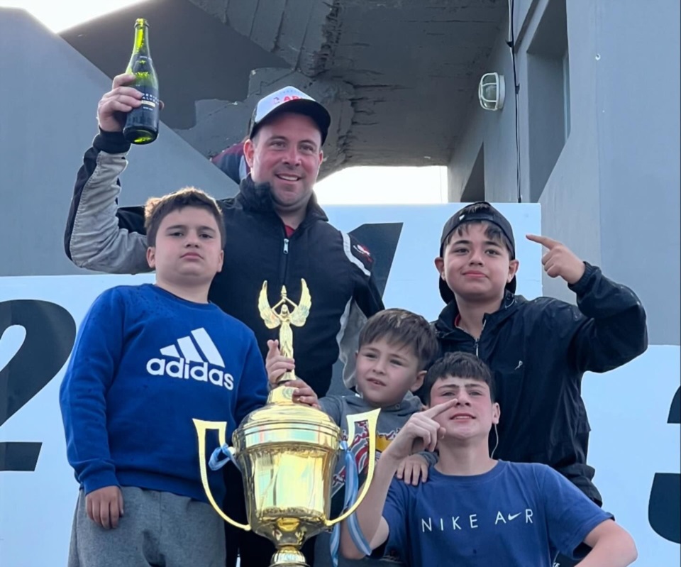 Federico Turrez y su familia festejando el título en la monomarca R12. (Foto: Puesta a Punto).