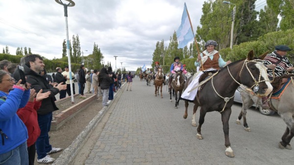 En el acto aniversario hubo un desfile de las fuerzas y agrupaciones gauchas. 